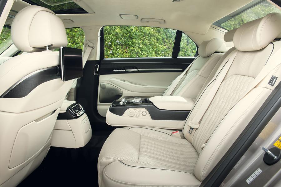 Интерьер Genesis G90 2019 года  (NA) (фото 15 из 48)